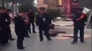 Cảnh sát Trung Quốc 'hứng' người phụ nữ tự tử bằng... gỗ ván
